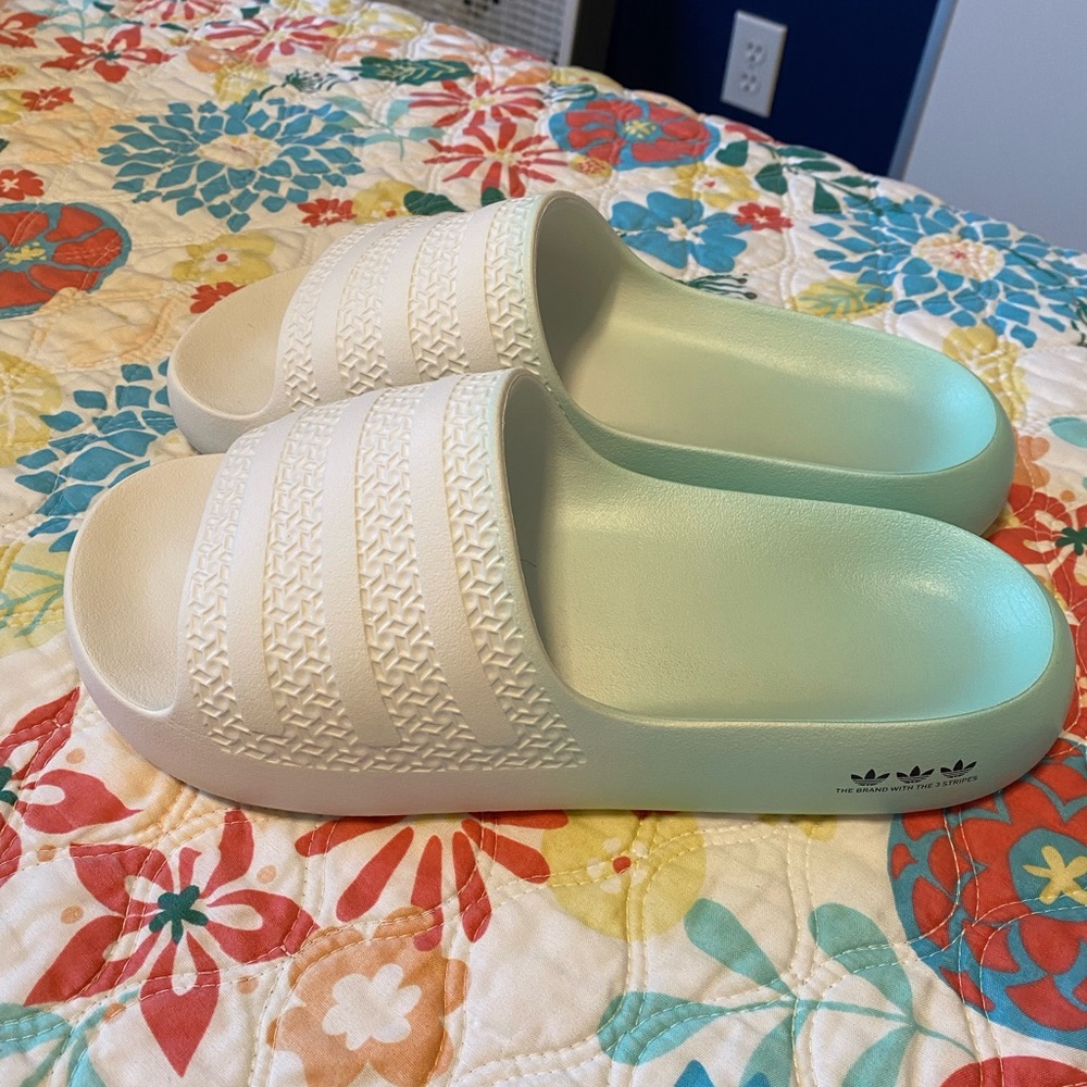 Adidas Adilette Ayoon Slides women size 9